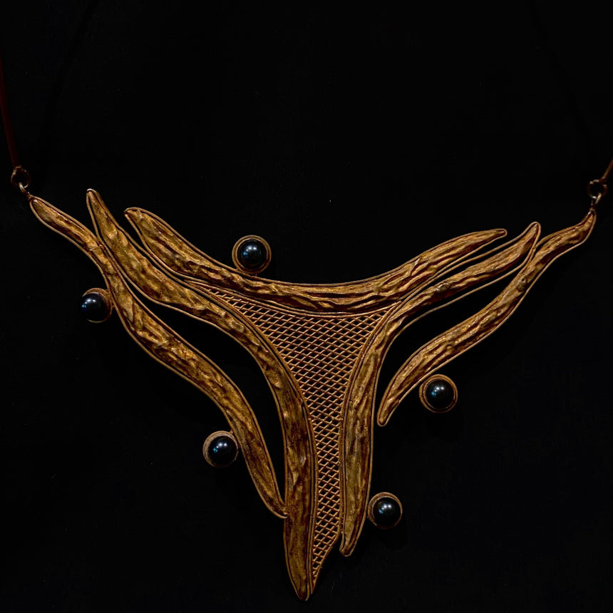 Kén Ẩm Plaque Necklace